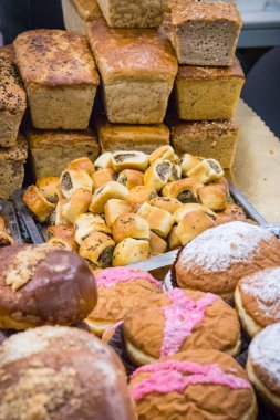 Markette ya da markette taze pişmiş donut ve diğer kurabiyeler. Lezzetli çıtır tatlı.