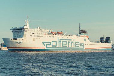Swinoujscie, Batı Pomeranya - Polonya - 11 Haziran 2023: Baltivia feribotu Swinoujscie limanından ayrılıyor. Yolcuları ve arabaları Ystad 'a naklet