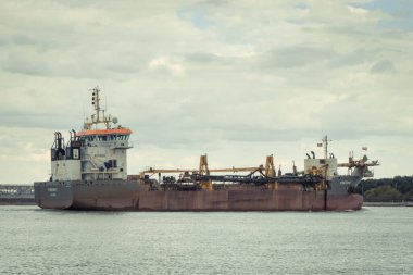 Swinoujscie, Batı Pomeranian - Polonya - 5 Temmuz 2024: Büyük gemi kasap otobanı Baltık Denizi 'ndeki Swinoujscie limanına giriyor. Denizde çalışmak, derinleşen deniz yatağı kavramı