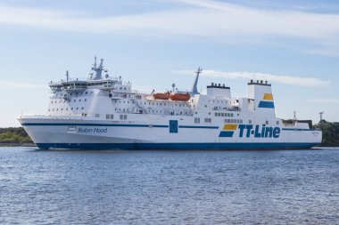 Swinoujscie, Batı Pomeranya - 13 Haziran 2023: Swinoujscie limanından kalkan TT-Line Robin Hood feribotu. İsveç 'e yolcu ve araba nakli