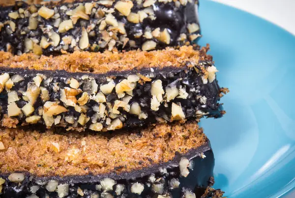 Fındık ve kuru üzümlü kabak hamuru parçaları. Lezzetli tatlı. Beyaz arkaplan