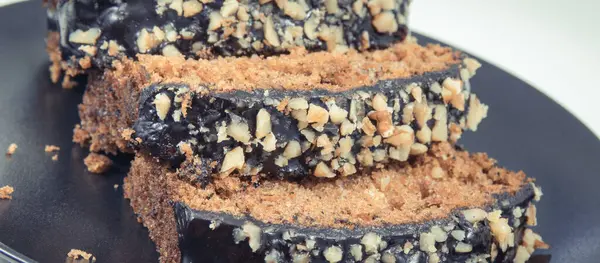 Fındık ve kuru üzümlü kabaktan yapılmış taze pişmiş hamur işi. Lezzetli tatlı. Beyaz arkaplan