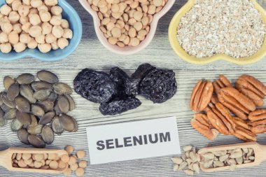 Selenyum, vitamin ve mineral içeren sağlıklı malzemeler. Besleyici yiyecekler.