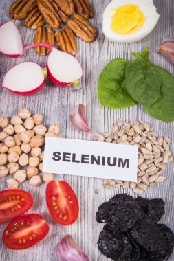 Sağlıklı besin maddeleri ve doğal selenyum ve diğer vitaminler ve mineraller içeren çeşitli malzemeler.