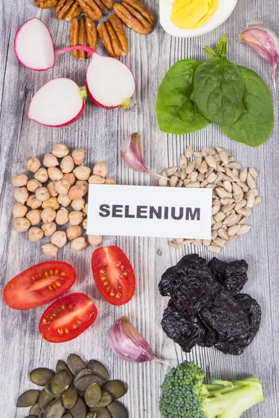 Sağlıklı besin maddeleri ve doğal selenyum ve diğer vitaminler ve mineraller içeren çeşitli malzemeler.