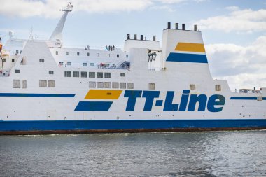 Swinoujscie, Batı Pomeranya - 15 Temmuz 2022: Nils Dacke feribotunun Swinoujscie limanından ayrılışındaki TT-Line yazısını izleyin. Yolcuları ve arabaları taşı