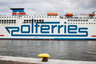 Swinoujscie, Batı Pomeranya - 15 Temmuz 2022: Mazovia feribotuyla Swinoujscie limanına giriş yapan Polferibotlara bakın. İsveç 'teki Ystad' dan yolcular ve arabalar