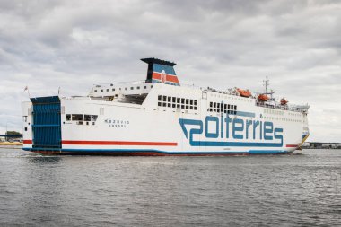 Swinoujscie, Batı Pomeranya - 15 Temmuz 2022: Ystad 'dan Swinoujscie' ye giden yolcu ve araçlar Mazovia feribotuna bakın. Baltık Denizi 'nden Nakliye
