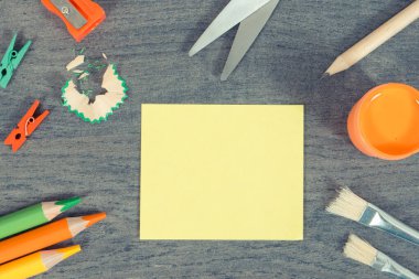 Okulda ya da anaokulunda öğrenmek için kullanılan farklı kırtasiye malzemeleri. Yaratıcılığın gelişimi, mantıklı düşünme, koordinasyon ve çocukların motor becerileri. Sarı kartta metin için yer