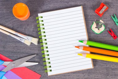 Notlar için not defteri, ofis ve kırtasiye malzemeleri okulda ya da anaokulunda öğrenmek için kullanılır. Yaratıcılığın gelişimi, mantıksal düşünce ve çocukların motor becerileri