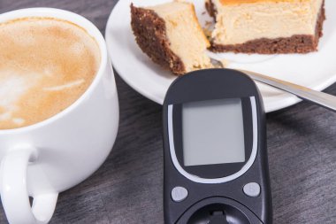 Glukometre şeker seviyesini kontrol etmek için, fırında pişmiş taze cheesecake ve sütlü kahve için kullanılır. Diyabet sırasında besin