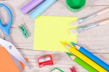 Okulda ya da anaokulunda kullanılan farklı ofis ve kırtasiye malzemeleri. Yaratıcılığın gelişimi, mantıksal düşünme, koordinasyon ve çocukların motor becerileri