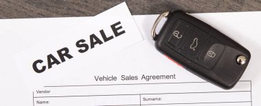 Siyah araba anahtarı, yazılı araba satışı ve araç satış sözleşmesi. Satışlar ya da alımlar yeni ya da kullanılmış araçlar. Ulaşım