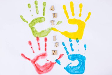 Beyaz arka planda boyadan yapılmış renkli çocuk el izi. Otizm spektrum bozukluğu kavramı
