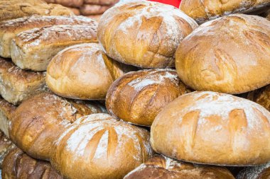 Taze pişirilmiş geleneksel buğday somunları veya pazarda veya fırında çavdar ekmeği.