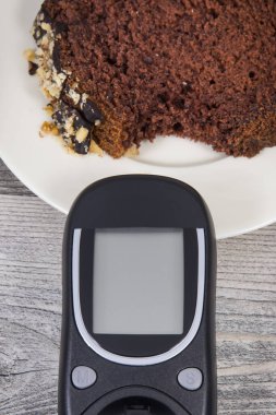 Glukometre şeker seviyesini ve çikolatalı pastayı ölçmek için kullanılır. Diyabet konsepti sırasında besin