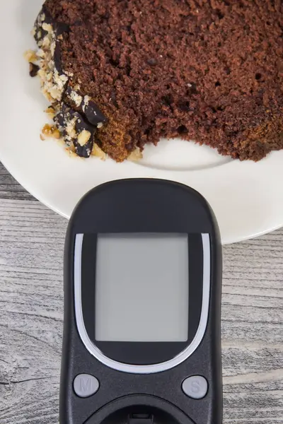 Glukometre şeker seviyesini ve çikolatalı pastayı ölçmek için kullanılır. Diyabet konsepti sırasında besin