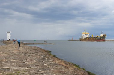 Swinoujscie, Batı Pomeranian - Polonya - 5 Temmuz 2024: Büyük gemi kasap otobanı Baltık Denizi 'ndeki Swinoujscie limanına giriyor. Denizde çalışmak ve derinleşen deniz yatağı konsepti