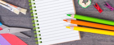 Okulda ya da anaokulunda öğrenim için kullanılan not defteri ve kırtasiye aksesuarları. Yaratıcılığın gelişimi, mantıksal düşünce ve çocukların motor becerileri