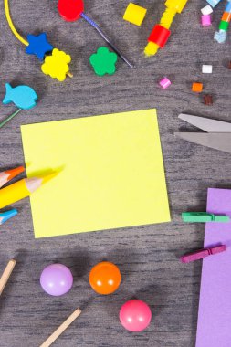 Okulda ya da anaokulunda öğrenmek için kullanılan boncuklu ve kırtasiyeli yaratıcı sopalar. Yaratıcılığın gelişimi, mantıksal düşünme, koordinasyon ve çocukların motor becerileri