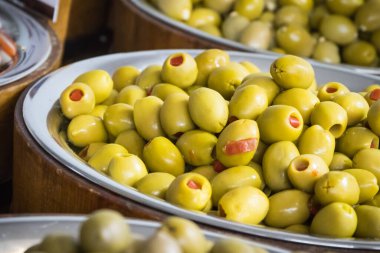 Fıçılarda yeşil zeytin. Geleneksel Yunan yemekleri