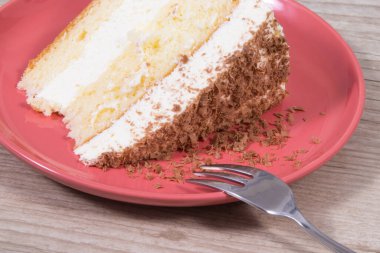 Farklı katmanlı tatlı pasta. Kutlamalar için taze pişmiş lezzetli tatlı.