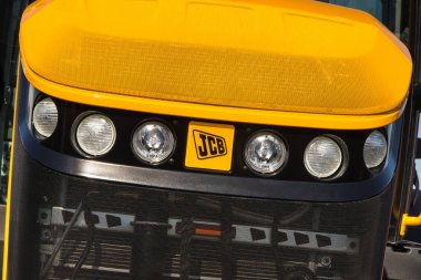 Bednary, Polonya - 21 Eylül 2024: Agroshow. JCB logosu olan traktörün önünde. Tarım ve endüstriyel ekipman üreticisi