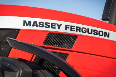 Bednary, Polonya - 21 Eylül 2024: Agroshow. Massey Ferguson marka traktör makinesi. Üretici tarım ve endüstriyel ekipman. Ayrıntı ve aracın parçası