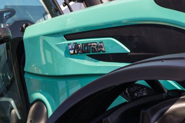 Bednary, Polonya - 21 Eylül 2024: Agroshow. Valtra marka traktör makinesi. Üretici tarım ve endüstriyel ekipman. Ayrıntı ve aracın parçası