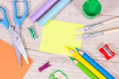 Okulda ya da anaokulunda öğrenmek için kullanılan kırtasiye malzemeleri. Yaratıcılığın gelişimi, mantıklı düşünme ve koordinasyon. Sarı kartta metin için yer