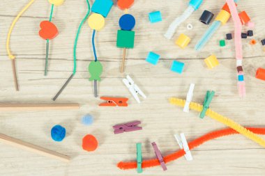 Okulda ve anaokulunda farklı renkte aksesuarlar çalınır ya da öğrenilir. Çocukların motor becerilerinin, koordinasyonun, yaratıcılığın ve mantıksal düşüncenin geliştirilmesi