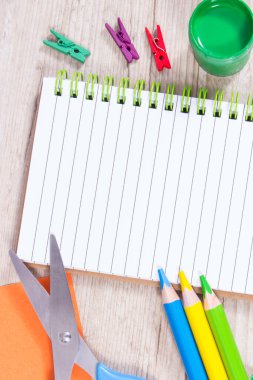 Okulda ya da anaokulunda öğrenim için kullanılan not defteri ve kırtasiye aksesuarları. Yaratıcılığın, koordinasyonun ve çocukların motor becerilerinin geliştirilmesi