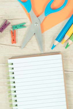 Okulda ya da anaokulunda öğrenim için kullanılan not defteri ve kırtasiye aksesuarları. Yaratıcılığın gelişimi ve çocukların motor becerileri