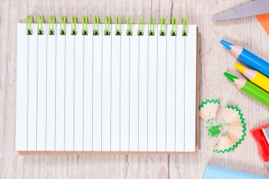 Okulda ya da anaokulunda öğrenim için kullanılan not defteri ve kırtasiye aksesuarları. Yaratıcılığın, koordinasyonun ve çocukların motor becerilerinin geliştirilmesi