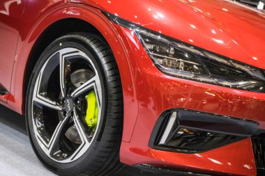 Poznan, Polonya - 5 Nisan 2024: Poznan Motor Fuarı. Elektrik kırmızısı Kia EV6 'yı izle. Elektrohareketliliğin gelişimi. Ayrıntı ve aracın parçası