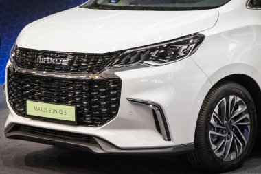 Poznan, Polonya - 5 Nisan 2024: Poznan Motor Fuarı. Yeni beyaz elektrikli Maxus Euniq 5 'e bakın. Elektrohareketlilik ve Çin otomotiv geliştirme