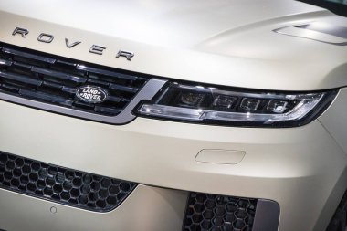 Poznan, Polonya - 5 Nisan 2024: Poznan Motor Fuarı. Range Rover 'ın önüne bak. Ayrıntı ve aracın parçası