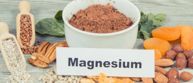 Besleyici sağlıklı besinler, kaynak olarak doğal magnezyum, beslenme lifleri ve diğer vitamin ve mineraller.