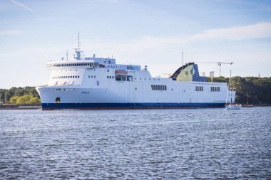 Swinoujscie, Batı Pomeranya - 06 Temmuz 2024: Birlik Hattı Epsilon feribotu Swinoujscie limanından ayrılıp Trelleborg 'a yelken açıyor. Yolcuları ve arabaları taşı