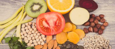 Kaynak olarak sağlıklı besleyici yiyecekler doğal potasyum, K vitamini, mineraller ve beslenme lifleri