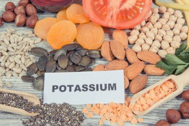 Doğal K vitamini ve mineraller içeren sağlıklı besin maddeleri