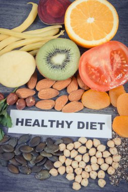 Besleyici sağlıklı yiyecekler, kaynak olarak doğal K vitamini, potasyum ve mineral.