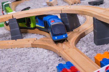 Tahta oyuncak rayları ve renkli tren çocuk oyunu için. Çocuk gelişimi ve mutlu çocukluk kavramı