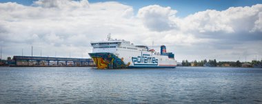 Swinoujscie, Batı Pomeranya - Polonya - 13 Haziran 2021: Swinoujscie limanından kalkan Krakovia feribotu. Yolcuları ve arabaları Ystad 'a naklet