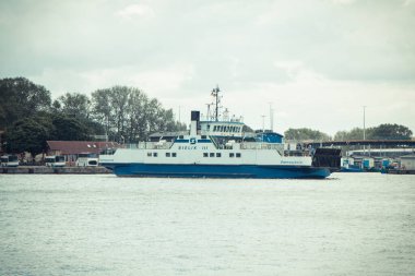 Swinoujscie, Batı Pomeranya - Polonya - 13 Haziran 2021: Bielik III feribotu yolcu ve araba taşımak için kullanılır. Şehir merkezindeki Swina Nehri 'ni geçen feribot noktası.