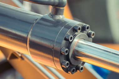 Makinedeki endüstriyel hidrolik ve pnömatik mekanizmanın bir parçası olarak piston ya da aktüatör. Makine ve teknoloji.