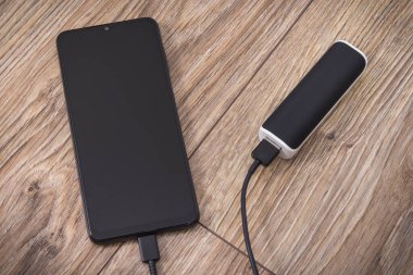 Dış güç bankası akıllı telefon veya cep telefonunu şarj ediyor