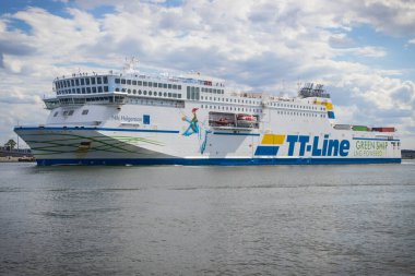 Swinoujscie, Batı Pomeranya - 8 Temmuz 2024: Swinoujscie limanından kalkan TT-Line Nils Holgersson feribotu. İsveç 'e yolcu ve araba nakli