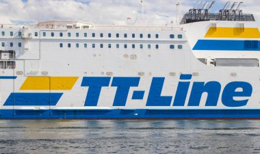 Swinoujscie, Batı Pomeranian - Polonya - 8 Temmuz 2024: Swinoujscie limanındaki Nils Holgersson feribotunda TT-Line yazıtı. İsveç 'e yolcu ve araba nakli