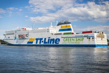 Swinoujscie, Batı Pomeranya - 8 Temmuz 2024: Swinoujscie limanından kalkan TT-Line Nils Holgersson feribotu. İsveç 'e yolcu ve araba nakli